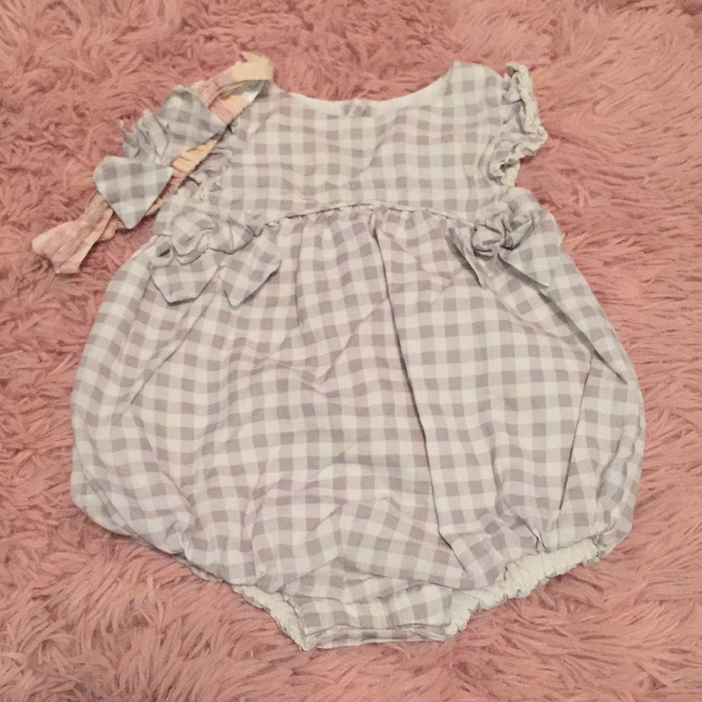 Infant romper grey with matching bow.